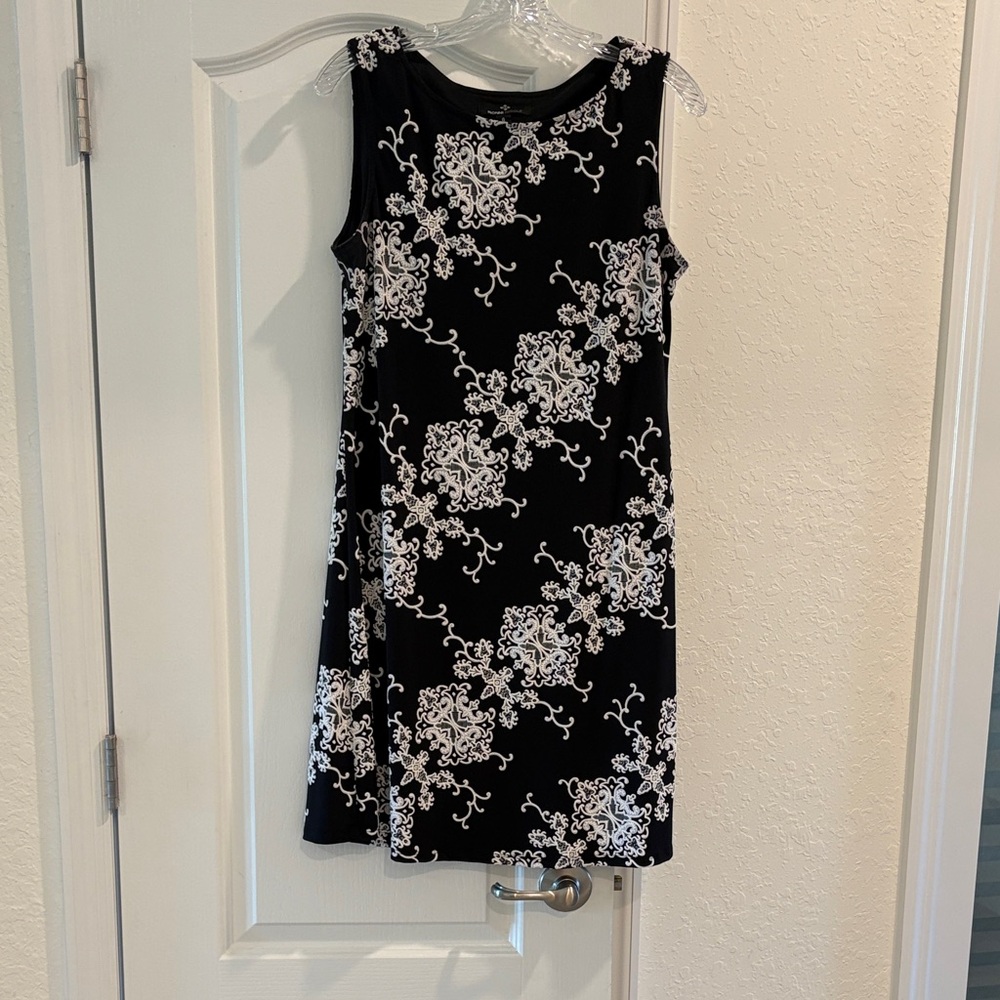 Elegant Black and White Sleeveless Dress